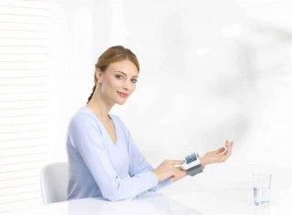 Máy đo huyết áp điện tử cổ tay Beurer BC40