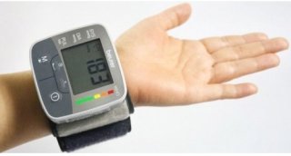 Máy đo huyết áp điện tử cổ tay Beurer BC32