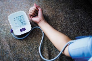 Máy đo huyết áp điện tử bắp tay Yuwell YE670D có giọng nói