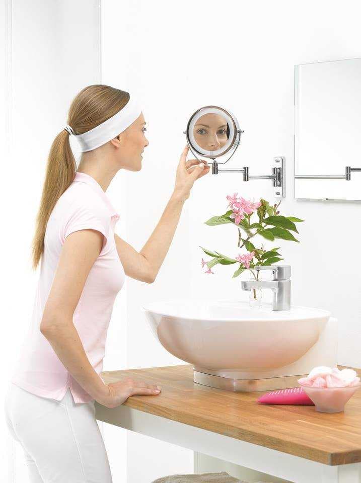 Gương trang điểm gắn tường có đèn led Beurer BS59
