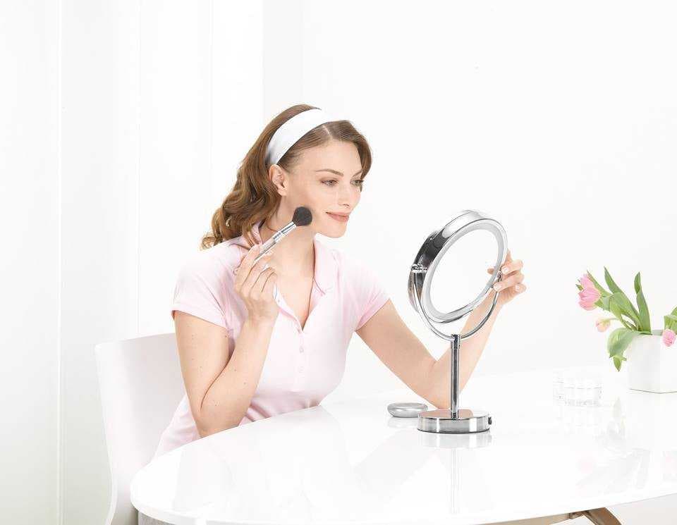 Gương trang điểm để bàn có đèn led Beurer BS69